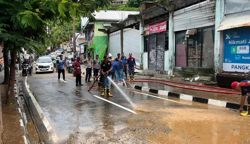 Jaga Kenyamanan Wisatawan, Pemkab Mabar Bersihkan Ruas Jalan Utama Pasca Banjir